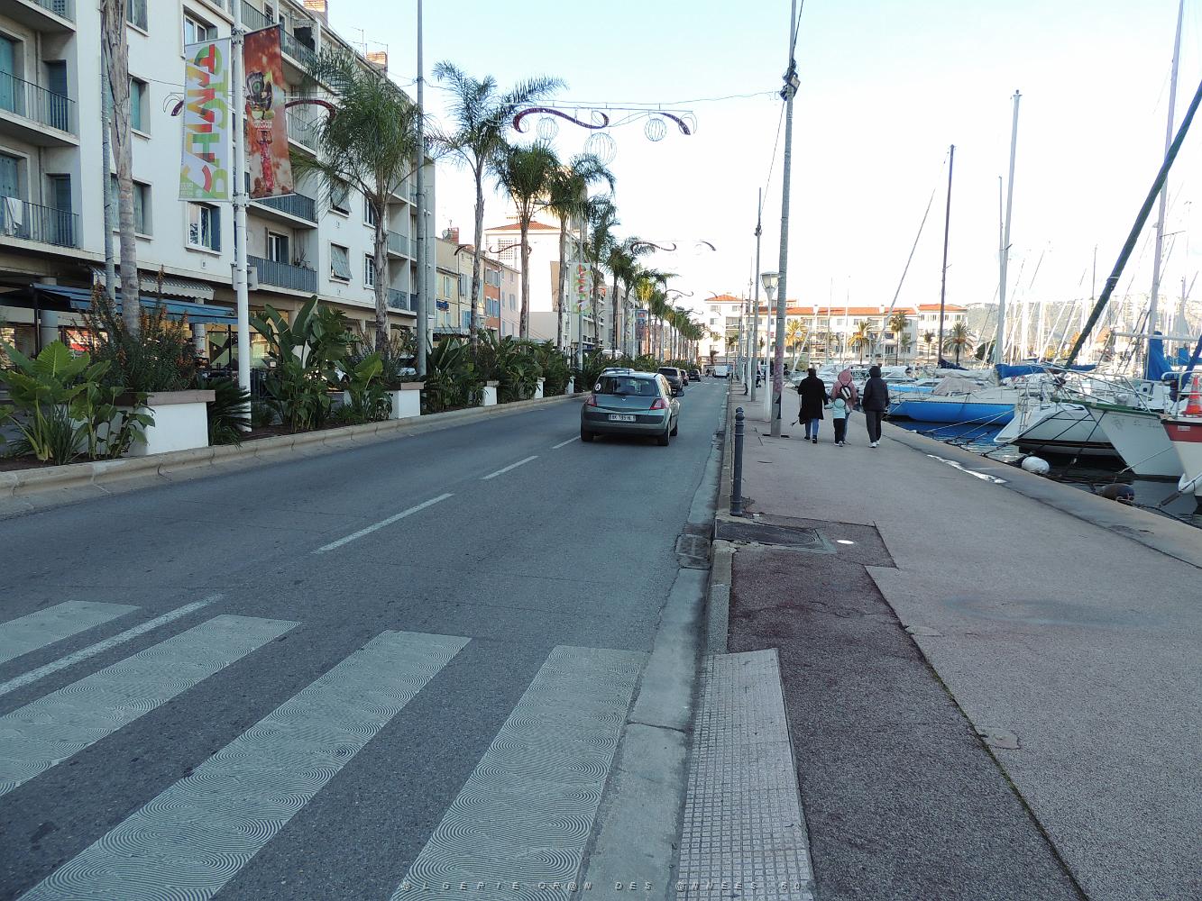 51  La Seyne le long du Quai.JPG -           